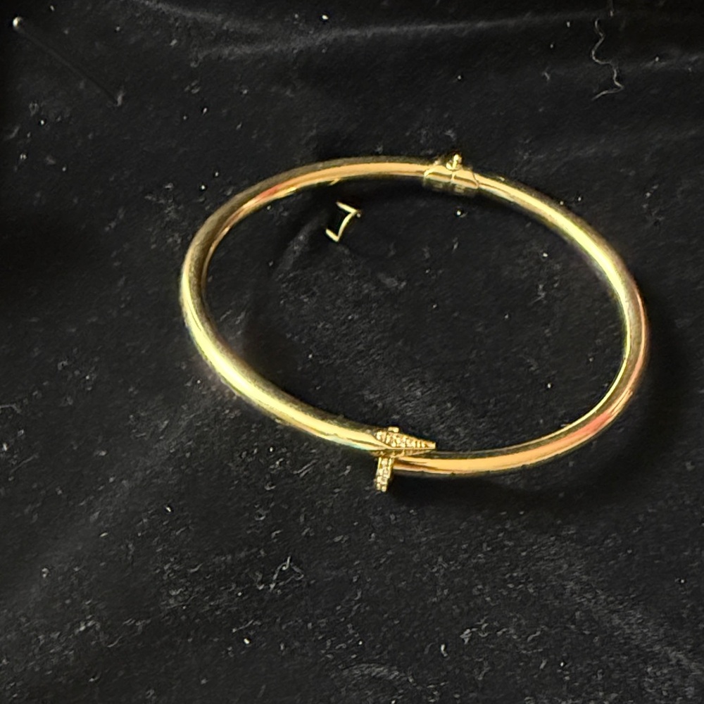 18K Italy Elegant Gold Bangle Bracelet.